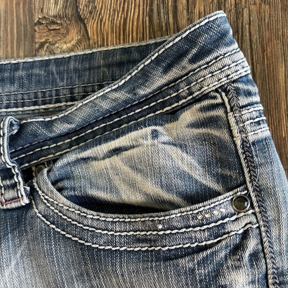 Hydraulic Bailey Blue Jean Capris Size 16 Distressed Embroidered Embellished Y2K - Picture 14 of 16